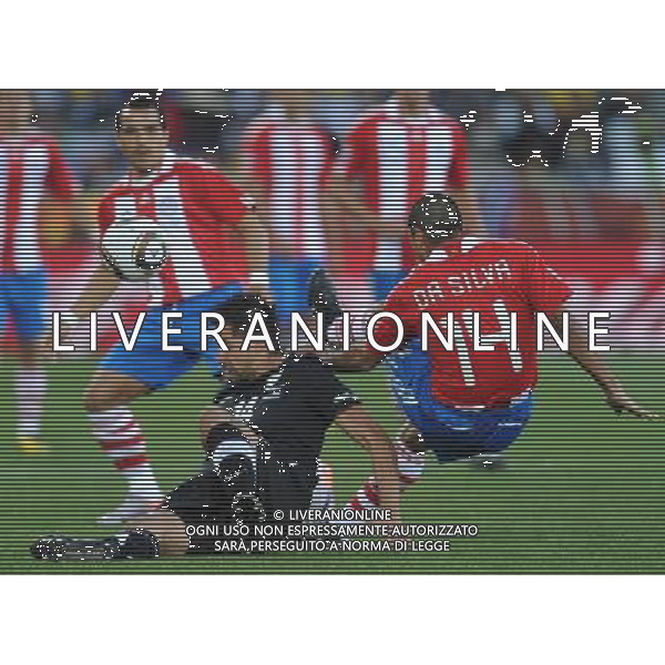 (100624) -- POLOKWANE, June 24, 2010 -- New Zealand\'s Rory Fallon (Bottom) vies for the ball during the 2010 World Cup Group F soccer match against Paraguay at Peter Mokaba stadium in Polokwane, South Africa, June 24, 2010. The match tied 0-0 and New Zealand failed to progress to the next round. Li Ga) (kh) ©Photoshot/Agenzia Aldo Liverani Sas - ITALY ONLY: PARAGUAY - NUOVA ZELANDA FIFA WORLD CUP CAMPIONATI MONDIALI SUD AFRICA 2010