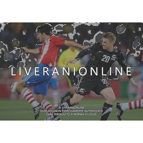(100624) -- POLOKWANE, June 24, 2010 -- New Zealand\'s Chris Wood (R) vies for the ball during the 2010 World Cup Group F soccer match against Paraguay at Peter Mokaba stadium in Polokwane, South Africa, June 24, 2010. The match tied 0-0 and New Zealand failed to progress to the next round. Li Ga) (kh) ©Photoshot/Agenzia Aldo Liverani Sas - ITALY ONLY: PARAGUAY - NUOVA ZELANDA FIFA WORLD CUP CAMPIONATI MONDIALI SUD AFRICA 2010