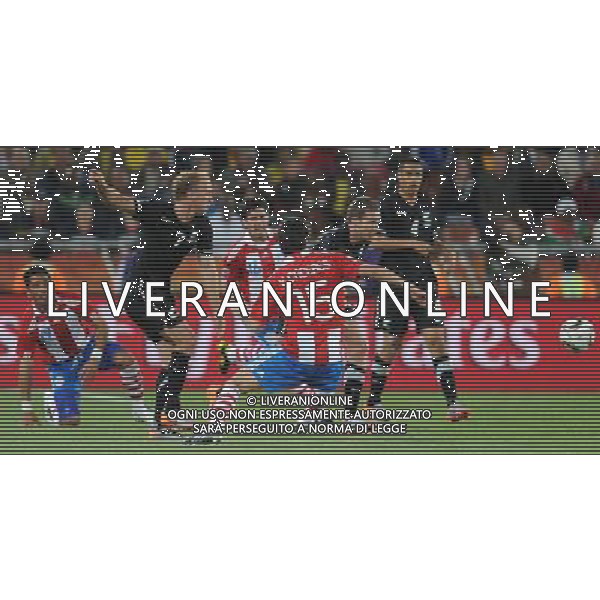 (100624) -- POLOKWANE, June 24, 2010 -- Players of Paraguay and New Zealand vie for the ball during the 2010 World Cup Group F soccer match at Peter Mokaba stadium in Polokwane, South Africa, June 24, 2010. The match tied 0-0 and Paraguay progressed to the next round. Li Ga) (kh) ©Photoshot/Agenzia Aldo Liverani Sas - ITALY ONLY: PARAGUAY - NUOVA ZELANDA FIFA WORLD CUP CAMPIONATI MONDIALI SUD AFRICA 2010