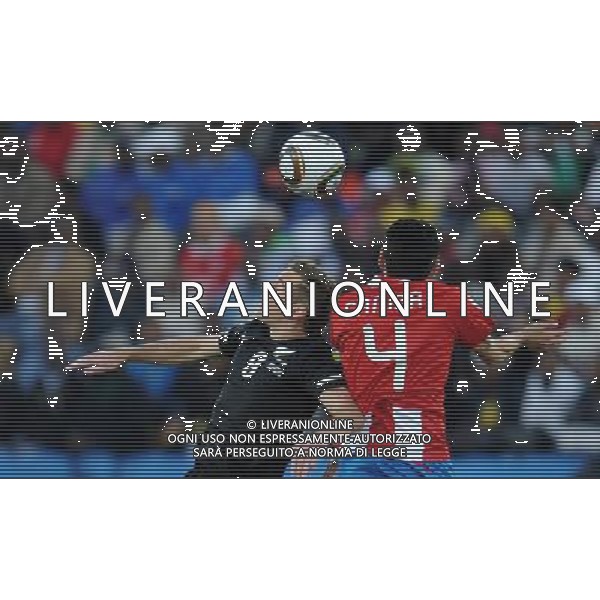 (100624) -- POLOKWANE, June 24, 2010 -- New Zealand\'s Shane Smeltz (L) vies for the ball during the 2010 World Cup Group F soccer match against Paraguay at Peter Mokaba stadium in Polokwane, South Africa, June 24, 2010. The match tied 0-0 and New Zealand failed to progress to the next round. Li Ga) (kh) ©Photoshot/Agenzia Aldo Liverani Sas - ITALY ONLY: PARAGUAY - NUOVA ZELANDA FIFA WORLD CUP CAMPIONATI MONDIALI SUD AFRICA 2010