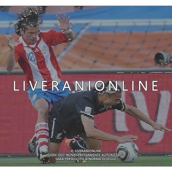 (100624) -- POLOKWANE, June 24, 2010 -- Paraguay\'s Nelson Valdez (L) vies for the ball during the 2010 World Cup Group F soccer match against New Zealand at Peter Mokaba stadium in Polokwane, South Africa, June 24, 2010. The match tied 0-0 and Paraguay progressed to the next round. Li Ga) (kh) ©Photoshot/Agenzia Aldo Liverani Sas - ITALY ONLY: PARAGUAY - NUOVA ZELANDA FIFA WORLD CUP CAMPIONATI MONDIALI SUD AFRICA 2010