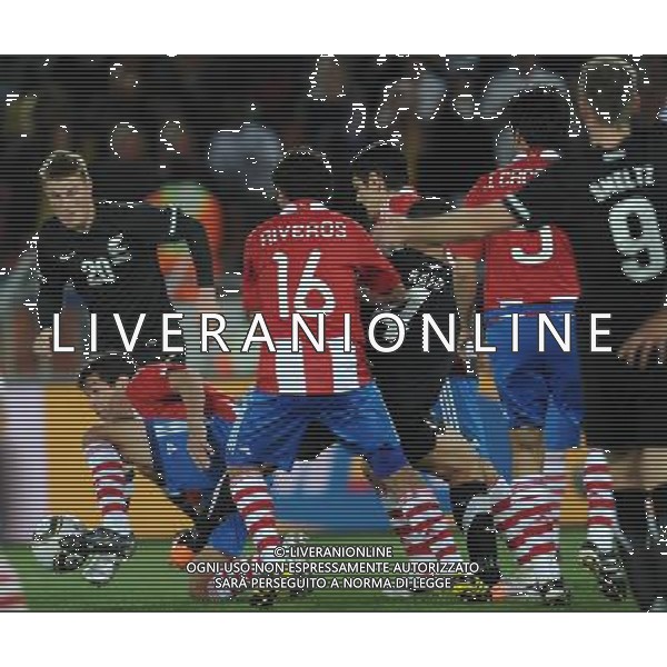 (100624) -- POLOKWANE, June 24, 2010 -- Players of Paraguay and New Zealand vie for the ball during the 2010 World Cup Group F soccer match at Peter Mokaba stadium in Polokwane, South Africa, June 24, 2010. The match tied 0-0 and Paraguay progressed to the next round. Li Ga) (kh) ©Photoshot/Agenzia Aldo Liverani Sas - ITALY ONLY: PARAGUAY - NUOVA ZELANDA FIFA WORLD CUP CAMPIONATI MONDIALI SUD AFRICA 2010