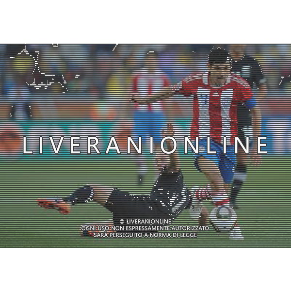 (100624) -- POLOKWANE, June 24, 2010 -- Paraguay\'s Denis Caniza (R) breaks through during the 2010 World Cup Group F soccer match against New Zealand at Peter Mokaba stadium in Polokwane, South Africa, June 24, 2010. The match tied 0-0 and Paraguay progressed to the next round. Li Ga) (kh) ©Photoshot/Agenzia Aldo Liverani Sas - ITALY ONLY: PARAGUAY - NUOVA ZELANDA FIFA WORLD CUP CAMPIONATI MONDIALI SUD AFRICA 2010