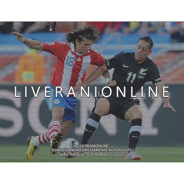 (100624) -- POLOKWANE, June 24, 2010 -- Paraguay\'s Nelson Valdez (L) vies for the ball during the 2010 World Cup Group F soccer match against New Zealand at Peter Mokaba stadium in Polokwane, South Africa, June 24, 2010. The match tied 0-0 and Paraguay progressed to the next round. Li Ga) (kh) ©Photoshot/Agenzia Aldo Liverani Sas - ITALY ONLY: PARAGUAY - NUOVA ZELANDA FIFA WORLD CUP CAMPIONATI MONDIALI SUD AFRICA 2010