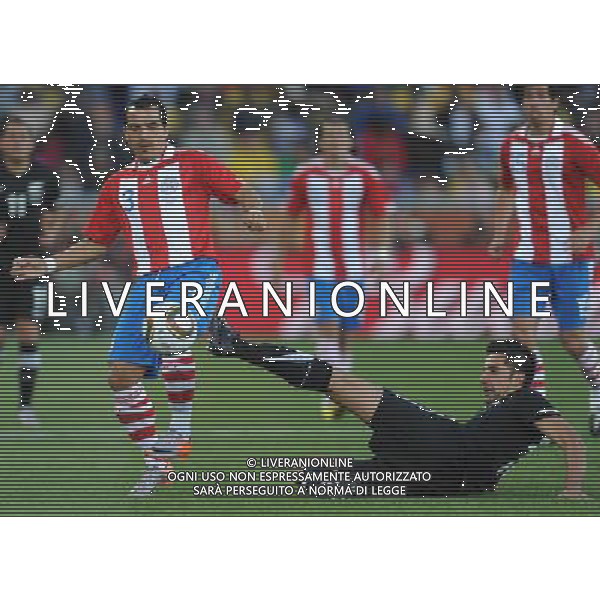 (100624) -- POLOKWANE, June 24, 2010 -- Paraguay\'s Claudio Morel (L) vies for the ball during the 2010 World Cup Group F soccer match against New Zealand at Peter Mokaba stadium in Polokwane, South Africa, June 24, 2010. The match tied 0-0 and Paraguay progressed to the next round. Li Ga) (kh) ©Photoshot/Agenzia Aldo Liverani Sas - ITALY ONLY: PARAGUAY - NUOVA ZELANDA FIFA WORLD CUP CAMPIONATI MONDIALI SUD AFRICA 2010