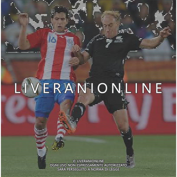 (100624) -- POLOKWANE, June 24, 2010 -- Paraguay\'s Cristian Riveros (L) vies for the ball during the 2010 World Cup Group F soccer match against New Zealand at Peter Mokaba stadium in Polokwane, South Africa, June 24, 2010. The match tied 0-0 and Paraguay progressed to the next round. Li Ga) (kh) ©Photoshot/Agenzia Aldo Liverani Sas - ITALY ONLY: PARAGUAY - NUOVA ZELANDA FIFA WORLD CUP CAMPIONATI MONDIALI SUD AFRICA 2010