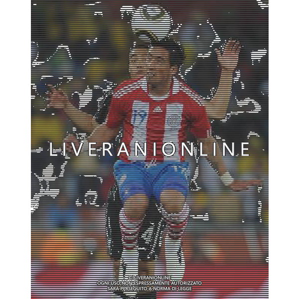 (100624) -- POLOKWANE, June 24, 2010 -- Paraguay\'s Lucas Barrios (front) heads the ball during the 2010 World Cup Group F soccer match against New Zealand at Peter Mokaba stadium in Polokwane, South Africa, June 24, 2010. The match tied 0-0 and Paraguay progressed to the next round. Li Ga) (kh) ©Photoshot/Agenzia Aldo Liverani Sas - ITALY ONLY: PARAGUAY - NUOVA ZELANDA FIFA WORLD CUP CAMPIONATI MONDIALI SUD AFRICA 2010