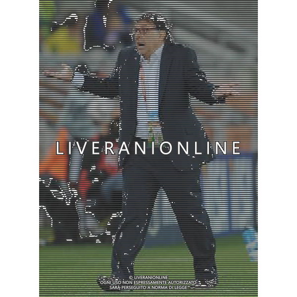 (100624) -- POLOKWANE, June 24, 2010 -- Paraguay\'s coach Gerardo Martino reacts during the 2010 World Cup Group F soccer match against New Zealand at Peter Mokaba stadium in Polokwane, South Africa, June 24, 2010. The match tied 0-0 and Paraguay progressed to the next round. Li Ga) (kh) ©Photoshot/Agenzia Aldo Liverani Sas - ITALY ONLY: PARAGUAY - NUOVA ZELANDA FIFA WORLD CUP CAMPIONATI MONDIALI SUD AFRICA 2010