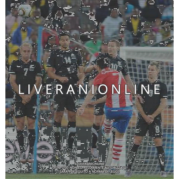 (100624) -- POLOKWANE, June 24, 2010 -- New Zealand\'s players defense a free kick during the 2010 World Cup Group F soccer match against Paraguay at Peter Mokaba stadium in Polokwane, South Africa, June 24, 2010. The match tied 0-0 and New Zealand failed to progress to the next round. Li Ga) (kh) ©Photoshot/Agenzia Aldo Liverani Sas - ITALY ONLY: PARAGUAY - NUOVA ZELANDA FIFA WORLD CUP CAMPIONATI MONDIALI SUD AFRICA 2010