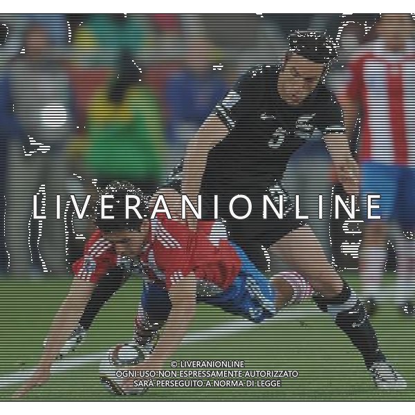 (100624) -- POLOKWANE, June 24, 2010 -- Paraguay\'s Cristian Riveros (Bottom) vies for the ball during the 2010 World Cup Group F soccer match against New Zealand at Peter Mokaba stadium in Polokwane, South Africa, June 24, 2010. The match tied 0-0 and Paraguay progressed to the next round. Li Ga) (kh) ©Photoshot/Agenzia Aldo Liverani Sas - ITALY ONLY: PARAGUAY - NUOVA ZELANDA FIFA WORLD CUP CAMPIONATI MONDIALI SUD AFRICA 2010