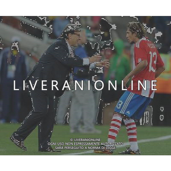 (100624) -- POLOKWANE, June 24, 2010 -- Paraguay\'s coach Gerardo Martino (L) reacts during the 2010 World Cup Group F soccer match against New Zealand at Peter Mokaba stadium in Polokwane, South Africa, June 24, 2010. The match tied 0-0 and Paraguay progressed to the next round. Li Ga) (kh) ©Photoshot/Agenzia Aldo Liverani Sas - ITALY ONLY: PARAGUAY - NUOVA ZELANDA FIFA WORLD CUP CAMPIONATI MONDIALI SUD AFRICA 2010