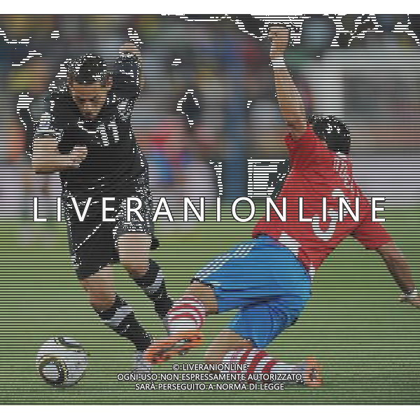 (100624) -- POLOKWANE, June 24, 2010 -- New Zealand\'s Leo Bertos (L) breaks through during the 2010 World Cup Group F soccer match against Paraguay at Peter Mokaba stadium in Polokwane, South Africa, June 24, 2010. The match tied 0-0 and New Zealand failed to progress to the next round. Li Ga) (kh) ©Photoshot/Agenzia Aldo Liverani Sas - ITALY ONLY: PARAGUAY - NUOVA ZELANDA FIFA WORLD CUP CAMPIONATI MONDIALI SUD AFRICA 2010
