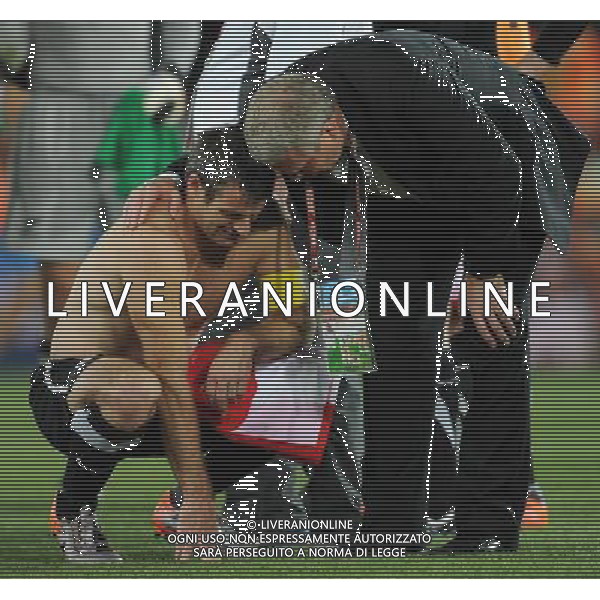 (100624) -- POLOKWANE, June 24, 2010 -- New Zealand\'s coach Ricki Herbert (R) comforts player Ryan Nelsen after the 2010 World Cup Group F soccer match against Paraguay at Peter Mokaba stadium in Polokwane, South Africa, June 24, 2010. The match tied 0-0 and New Zealand failed to progress to the next round. Li Ga) (kh) ©Photoshot/Agenzia Aldo Liverani Sas - ITALY ONLY: PARAGUAY - NUOVA ZELANDA FIFA WORLD CUP CAMPIONATI MONDIALI SUD AFRICA 2010