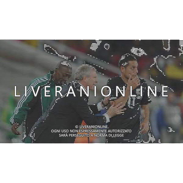 (100624) -- POLOKWANE, June 24, 2010 -- New Zealand\'s coach Ricki Herbert (C) reacts during the 2010 World Cup Group F soccer match against Paraguay at Peter Mokaba stadium in Polokwane, South Africa, June 24, 2010. The match tied 0-0 and New Zealand failed to progress to the next round. Li Ga) (kh) ©Photoshot/Agenzia Aldo Liverani Sas - ITALY ONLY: PARAGUAY - NUOVA ZELANDA FIFA WORLD CUP CAMPIONATI MONDIALI SUD AFRICA 2010