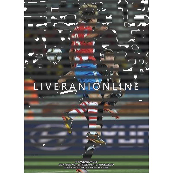 (100624) -- POLOKWANE, June 24, 2010 -- Paraguay\'s Enrique Vera (L) vies for the ball during the 2010 World Cup Group F soccer match against New Zealand at Peter Mokaba stadium in Polokwane, South Africa, June 24, 2010. The match tied 0-0. Li Ga) (kh) ©Photoshot/Agenzia Aldo Liverani Sas - ITALY ONLY: PARAGUAY - NUOVA ZELANDA FIFA WORLD CUP CAMPIONATI MONDIALI SUD AFRICA 2010