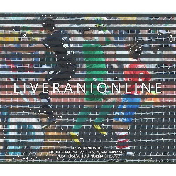 (100624) -- POLOKWANE, June 24, 2010 -- Paraguay\'s goalkeeper Justo Villar (C) saves a shooting during the 2010 World Cup Group F soccer match against New Zealand at Peter Mokaba stadium in Polokwane, South Africa, June 24, 2010. Li Ga) (kh) ©Photoshot/Agenzia Aldo Liverani Sas - ITALY ONLY: PARAGUAY - NUOVA ZELANDA FIFA WORLD CUP CAMPIONATI MONDIALI SUD AFRICA 2010