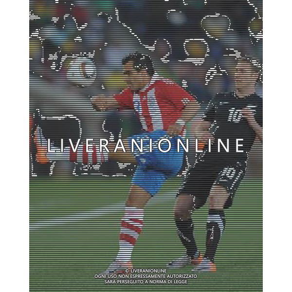 (100624) -- POLOKWANE, June 24, 2010 -- Paraguay\'s Claudio Morel (L) vies for the ball during the 2010 World Cup Group F soccer match against New Zealand at Peter Mokaba stadium in Polokwane, South Africa, June 24, 2010. Li Ga) (kh) ©Photoshot/Agenzia Aldo Liverani Sas - ITALY ONLY: PARAGUAY - NUOVA ZELANDA FIFA WORLD CUP CAMPIONATI MONDIALI SUD AFRICA 2010