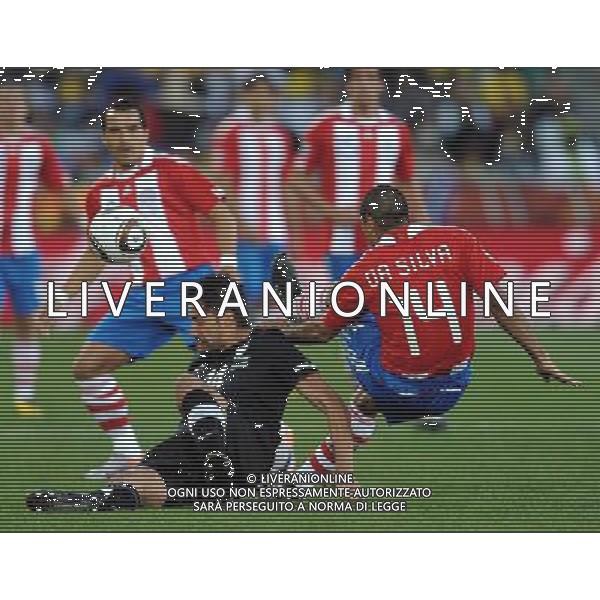 (100624) -- POLOKWANE, June 24, 2010 -- New Zealand\'s Rory Fallon (C) vies for the ball during the 2010 World Cup Group F soccer match against Paraguay at Peter Mokaba stadium in Polokwane, South Africa, June 24, 2010. Li Ga) (kh) ©Photoshot/Agenzia Aldo Liverani Sas - ITALY ONLY: PARAGUAY - NUOVA ZELANDA FIFA WORLD CUP CAMPIONATI MONDIALI SUD AFRICA 2010