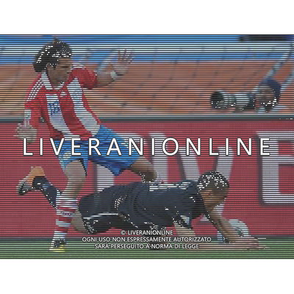 (100624) -- POLOKWANE, June 24, 2010 -- Paraguay\'s Nelson Valdez (L) vies for the ball during the 2010 World Cup Group F soccer match against New Zealand at Peter Mokaba stadium in Polokwane, South Africa, June 24, 2010. Li Ga) (kh) ©Photoshot/Agenzia Aldo Liverani Sas - ITALY ONLY: PARAGUAY - NUOVA ZELANDA FIFA WORLD CUP CAMPIONATI MONDIALI SUD AFRICA 2010