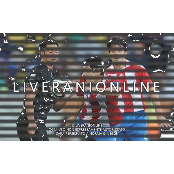 (100624) -- POLOKWANE, June 24, 2010 -- Paraguay\'s Denis Caniza (C) vies for the ball during the 2010 World Cup Group F soccer match against New Zealand at Peter Mokaba stadium in Polokwane, South Africa, June 24, 2010. Li Ga) (kh) ©Photoshot/Agenzia Aldo Liverani Sas - ITALY ONLY: PARAGUAY - NUOVA ZELANDA FIFA WORLD CUP CAMPIONATI MONDIALI SUD AFRICA 2010