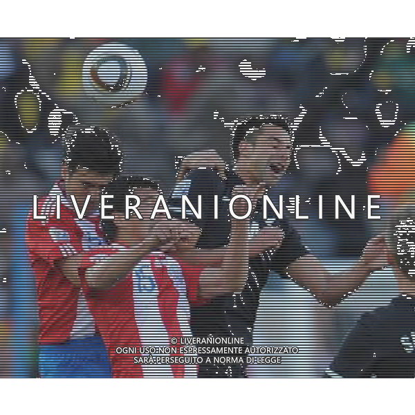 (100624) -- POLOKWANE, June 24, 2010 -- Paraguay\'s Julio Cesar Caceres (C) heads the ball during the 2010 World Cup Group F soccer match against New Zealand at Peter Mokaba stadium in Polokwane, South Africa, June 24, 2010. Li Ga) (kh) ©Photoshot/Agenzia Aldo Liverani Sas - ITALY ONLY: PARAGUAY - NUOVA ZELANDA FIFA WORLD CUP CAMPIONATI MONDIALI SUD AFRICA 2010