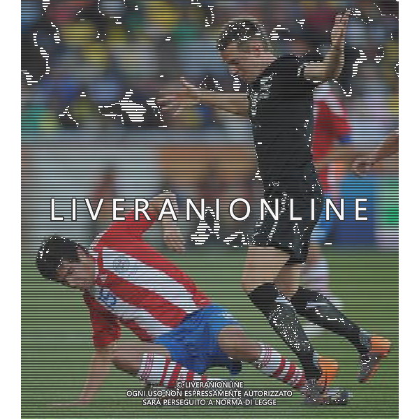 (100624) -- POLOKWANE, June 24, 2010 -- Paraguay\'s Victor Caceres (L) vies for the ball during the 2010 World Cup Group F soccer match against New Zealand at Peter Mokaba stadium in Polokwane, South Africa, June 24, 2010. Li Ga) (kh) ©Photoshot/Agenzia Aldo Liverani Sas - ITALY ONLY: PARAGUAY - NUOVA ZELANDA FIFA WORLD CUP CAMPIONATI MONDIALI SUD AFRICA 2010