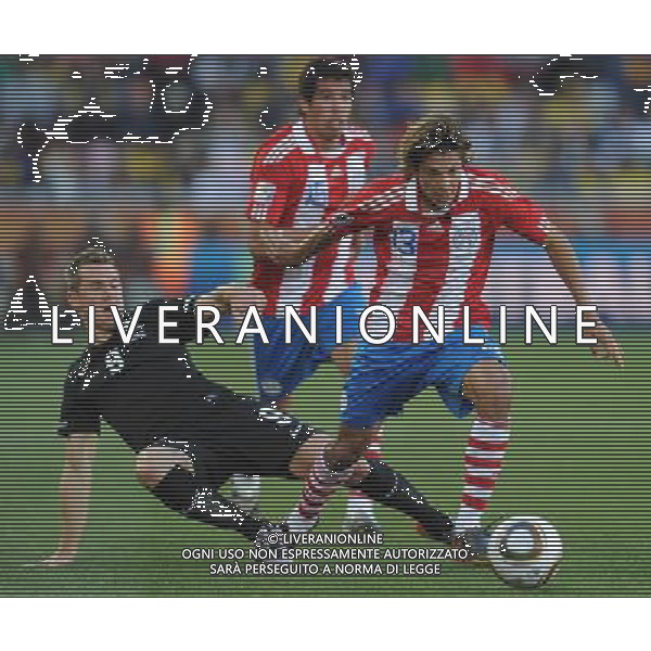 (100624) -- POLOKWANE, June 24, 2010 -- Paraguay\'s Enrique Vera (R) breaks through during the 2010 World Cup Group F soccer match against New Zealand at Peter Mokaba stadium in Polokwane, South Africa, June 24, 2010. Li Ga) (kh) ©Photoshot/Agenzia Aldo Liverani Sas - ITALY ONLY: PARAGUAY - NUOVA ZELANDA FIFA WORLD CUP CAMPIONATI MONDIALI SUD AFRICA 2010