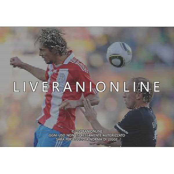 (100624) -- POLOKWANE, June 24, 2010 -- Paraguay\'s Enrique Vera (L) vies for the ball during the 2010 World Cup Group F soccer match against New Zealand at Peter Mokaba stadium in Polokwane, South Africa, June 24, 2010. Li Ga) (kh) ©Photoshot/Agenzia Aldo Liverani Sas - ITALY ONLY: PARAGUAY - NUOVA ZELANDA FIFA WORLD CUP CAMPIONATI MONDIALI SUD AFRICA 2010