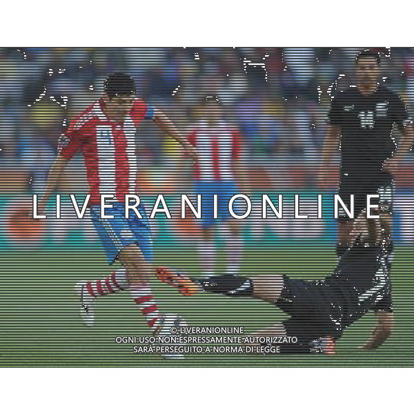 (100624) -- POLOKWANE, June 24, 2010 -- Paraguay\'s Denis Caniza (L) breaks through during the 2010 World Cup Group F soccer match against New Zealand at Peter Mokaba stadium in Polokwane, South Africa, June 24, 2010. Li Ga) (kh) ©Photoshot/Agenzia Aldo Liverani Sas - ITALY ONLY: PARAGUAY - NUOVA ZELANDA FIFA WORLD CUP CAMPIONATI MONDIALI SUD AFRICA 2010