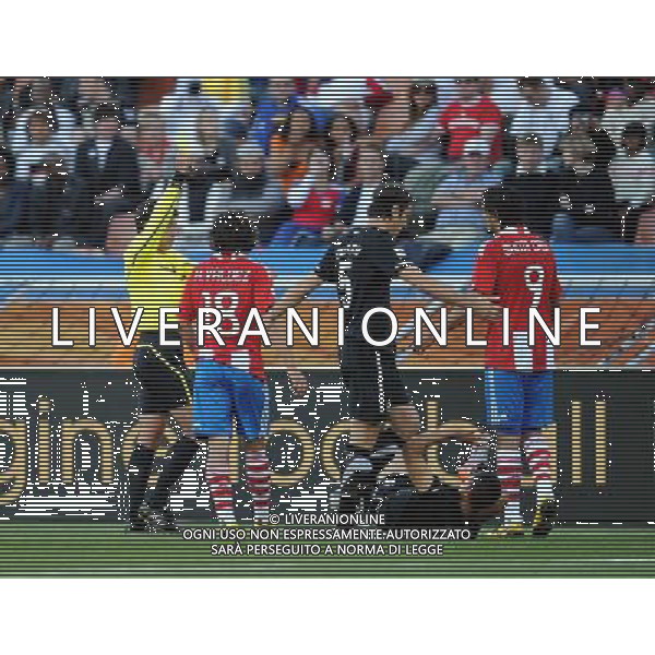 (100624) -- POLOKWANE, June 24, 2010 -- Paraguay\'s Roque Santa Cruz (1st R) receives a yellow card during the 2010 World Cup Group F soccer match against New Zealand at Peter Mokaba stadium in Polokwane, South Africa, June 24, 2010. Li Ga) (kh) ©Photoshot/Agenzia Aldo Liverani Sas - ITALY ONLY: PARAGUAY - NUOVA ZELANDA FIFA WORLD CUP CAMPIONATI MONDIALI SUD AFRICA 2010