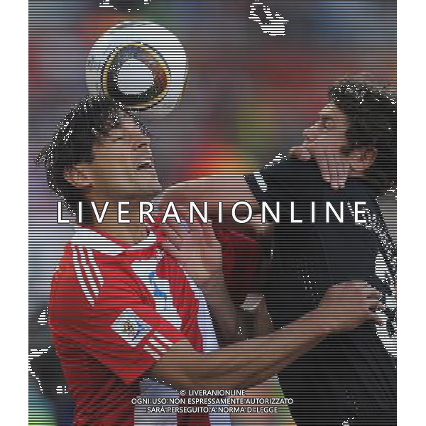 (100624) -- POLOKWANE, June 24, 2010 -- Paraguay\'s Roque Santa Cruz (L) vies with New Zealand\'s Tony Lochhead during the 2010 World Cup Group F soccer match at Peter Mokaba stadium in Polokwane, South Africa, June 24, 2010. Li Ga) (kh) ©Photoshot/Agenzia Aldo Liverani Sas - ITALY ONLY: PARAGUAY - NUOVA ZELANDA FIFA WORLD CUP CAMPIONATI MONDIALI SUD AFRICA 2010