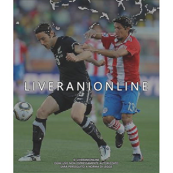 (100624) -- POLOKWANE, June 24, 2010 -- Paraguay\'s Enrique Vera (R) vies with New Zealand\'s Ivan Vicelich during the 2010 World Cup Group F soccer match at Peter Mokaba stadium in Polokwane, South Africa, June 24, 2010. Li Ga) (kh) ©Photoshot/Agenzia Aldo Liverani Sas - ITALY ONLY: PARAGUAY - NUOVA ZELANDA FIFA WORLD CUP CAMPIONATI MONDIALI SUD AFRICA 2010