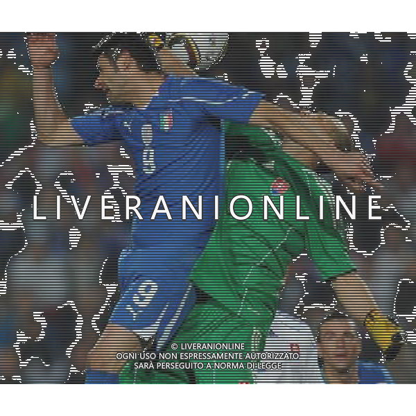 (100624) -- JOHANNESBURG, June 24, 2010 -- Slovakia\'s goalkeeper RJan Mucha (R) defenses Italy\'s Vincenzo Iaquinta during the 2010 World Cup Group F soccer match at Ellis Park stadium in Johannesburg, South Africa, June 24, 2010. Italy lost 2-3 and failed to progress to the next round. Guo Yong) (kh) ©Photoshot/Agenzia Aldo Liverani Sas - ITALY ONLY: SLOVACCHIA - ITALIA FIFA WORLD CUP CAMPIONATI MONDIALI SUD AFRICA 2010