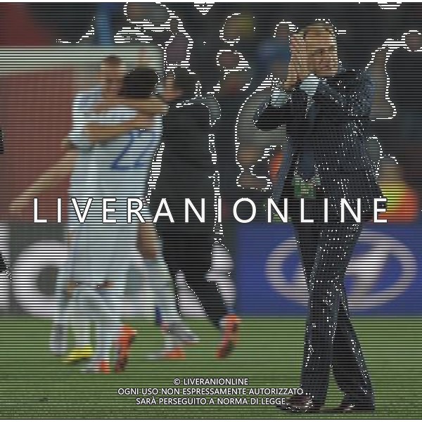 (100624) -- JOHANNESBURG, June 24, 2010 -- Slovakia\'s coach Vladimir Weiss (R) reacts after the 2010 World Cup Group F soccer match against Italy at Ellis Park stadium in Johannesburg, South Africa, June 24, 2010. Slovakia won 3-2 and progressed to the next round. Guo Yong) (kh) ©Photoshot/Agenzia Aldo Liverani Sas - ITALY ONLY: SLOVACCHIA - ITALIA FIFA WORLD CUP CAMPIONATI MONDIALI SUD AFRICA 2010