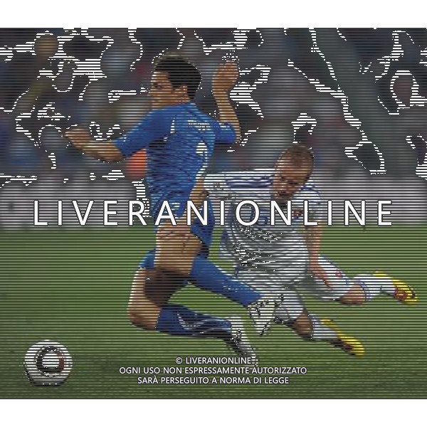 (100624) -- JOHANNESBURG, June 24, 2010 -- Italy\'s Cristian Maggio (L) vies with Slovakia\'s Miroslav Stoch during the 2010 World Cup Group F soccer match at Ellis Park stadium in Johannesburg, South Africa, June 24, 2010. Italy lost 2-3 and failed to progress to the next round. Wang Yuguo) (kh) ©Photoshot/Agenzia Aldo Liverani Sas - ITALY ONLY: SLOVACCHIA - ITALIA FIFA WORLD CUP CAMPIONATI MONDIALI SUD AFRICA 2010