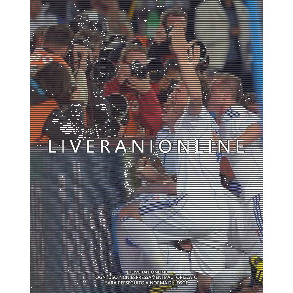(100624) -- JOHANNESBURG, June 24, 2010 -- Slovakia\'s players celebrate their second scoring during the 2010 World Cup Group F soccer match against Italy at Ellis Park stadium in Johannesburg, South Africa, June 24, 2010. Slovakia won 3-2 and progressed to the next round. Wang Yuguo) (kh) ©Photoshot/Agenzia Aldo Liverani Sas - ITALY ONLY: SLOVACCHIA - ITALIA FIFA WORLD CUP CAMPIONATI MONDIALI SUD AFRICA 2010