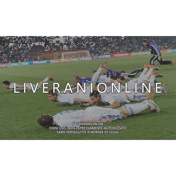 (100624) -- JOHANNESBURG, June 24, 2010 -- Slovakia\'s players celebrate after the 2010 World Cup Group F soccer match against Italy at Ellis Park stadium in Johannesburg, South Africa, June 24, 2010. Slovakia won 3-2 and progressed to the next round. Guo Yong) (kh) ©Photoshot/Agenzia Aldo Liverani Sas - ITALY ONLY: SLOVACCHIA - ITALIA FIFA WORLD CUP CAMPIONATI MONDIALI SUD AFRICA 2010