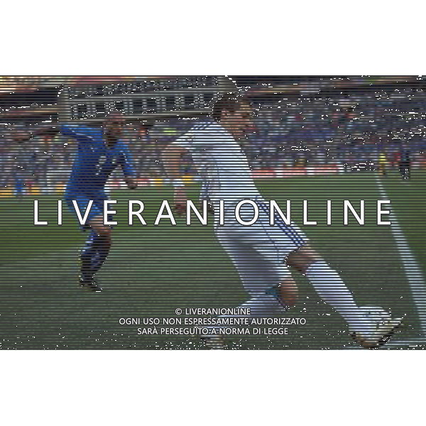 (100624) -- JOHANNESBURG, June 24, 2010 -- Slovakia\'s Peter Pekarik (R) controls the ball during the 2010 World Cup Group F soccer match against Italy at Ellis Park stadium in Johannesburg, South Africa, June 24, 2010. Slovakia won 3-2 and progressed to the next round. Wang Yuguo) (kh) ©Photoshot/Agenzia Aldo Liverani Sas - ITALY ONLY: SLOVACCHIA - ITALIA FIFA WORLD CUP CAMPIONATI MONDIALI SUD AFRICA 2010