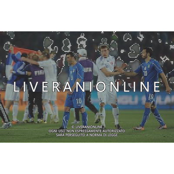 (100624) -- JOHANNESBURG, June 24, 2010 -- Italy\'s Antonio Di Natale (front L) and Gianluca Zambrotta (R) leave the field after the 2010 World Cup Group F soccer match against Slovakia at Ellis Park stadium in Johannesburg, South Africa, June 24, 2010. Italy lost 2-3 and failed to progress to the next round. Guo Yong) (kh) ©Photoshot/Agenzia Aldo Liverani Sas - ITALY ONLY: SLOVACCHIA - ITALIA FIFA WORLD CUP CAMPIONATI MONDIALI SUD AFRICA 2010