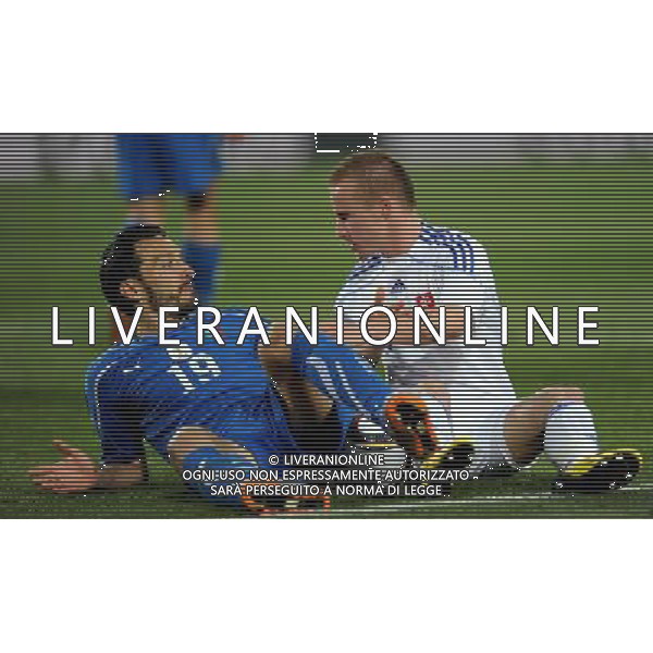 (100624) -- JOHANNESBURG, June 24, 2010 -- Italy\'s Gianluca Zambrotta (L) vies with Slovakia\'s Miroslav Stoch during the 2010 World Cup Group F soccer match at Ellis Park stadium in Johannesburg, South Africa, June 24, 2010. Italy lost 2-3 and failed to progress to the next round. Wang Yuguo) (kh) ©Photoshot/Agenzia Aldo Liverani Sas - ITALY ONLY: SLOVACCHIA - ITALIA FIFA WORLD CUP CAMPIONATI MONDIALI SUD AFRICA 2010