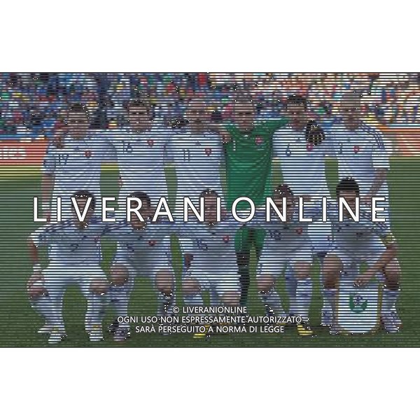 (100624) -- JOHANNESBURG, June 24, 2010 -FORMAZIONE SLOVACCHIA- Slovakia\'s players pose for group pictures prior to the 2010 World Cup Group F soccer match against Italy at Ellis Park stadium in Johannesburg, South Africa, June 24, 2010. Slovakia won 3-2 and progressed to the next round. Wang Yuguo) (kh) ©Photoshot/Agenzia Aldo Liverani Sas - ITALY ONLY: SLOVACCHIA - ITALIA FIFA WORLD CUP CAMPIONATI MONDIALI SUD AFRICA 2010