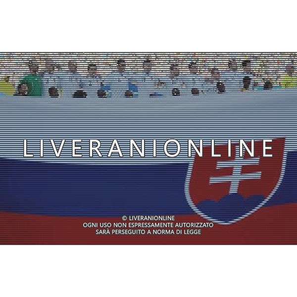 (100624) -- JOHANNESBURG, June 24, 2010 -FORMAZIONE SLOVACCHIA SCHIERATA DURANTE L\'INNO NAZIONALE- Slovakia\'s players sing national anthem prior to the 2010 World Cup Group F soccer match against Italy at Ellis Park stadium in Johannesburg, South Africa, June 24, 2010. Slovakia won 3-2 and progressed to the next round. Wang Yuguo) (kh) ©Photoshot/Agenzia Aldo Liverani Sas - ITALY ONLY: SLOVACCHIA - ITALIA FIFA WORLD CUP CAMPIONATI MONDIALI SUD AFRICA 2010