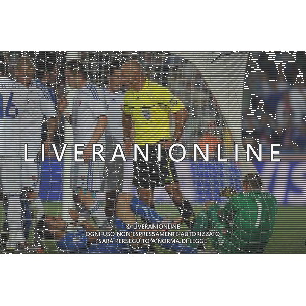 (100624) -- JOHANNESBURG, June 24, 2010 -- Italy\'s Fabio Quagliarella (Bottom L) is conflicted with Slovakia\'s goalkeeper RJan Mucha (R) during the 2010 World Cup Group F soccer match at Ellis Park stadium in Johannesburg, South Africa, June 24, 2010. Italy lost 2-3 and failed to progress to the next round. Guo Yong) (kh) ©Photoshot/Agenzia Aldo Liverani Sas - ITALY ONLY: SLOVACCHIA - ITALIA FIFA WORLD CUP CAMPIONATI MONDIALI SUD AFRICA 2010