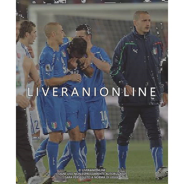 (100624) -- JOHANNESBURG, June 24, 2010 -- Italy\'s Fabio Quagliarella (3rd R) cries after the 2010 World Cup Group F soccer match against Slovakia at Ellis Park stadium in Johannesburg, South Africa, June 24, 2010. Italy lost 2-3 and failed to progress to the next round. Wang Yuguo) (kh) ©Photoshot/Agenzia Aldo Liverani Sas - ITALY ONLY: SLOVACCHIA - ITALIA FIFA WORLD CUP CAMPIONATI MONDIALI SUD AFRICA 2010