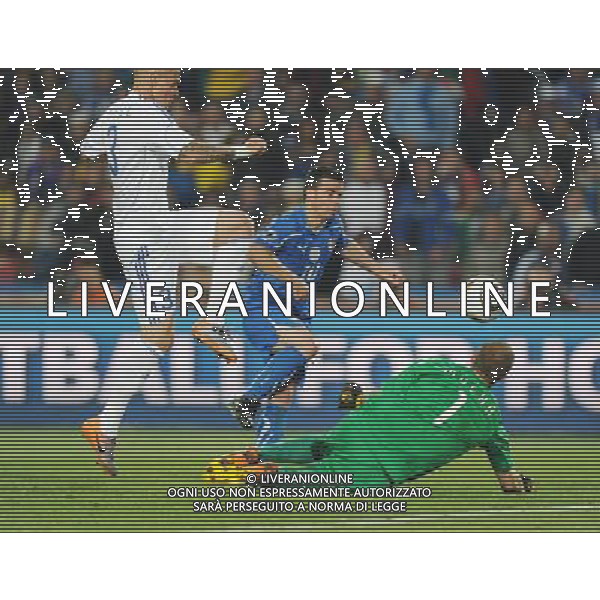 (100624) -- JOHANNESBURG, June 24, 2010 -- Italy\'s Antonio Di Natale (C) scores during the 2010 World Cup Group F soccer match against Slovakia at Ellis Park stadium in Johannesburg, South Africa, June 24, 2010. Italy lost 2-3. Guo Yong) (kh) ©Photoshot/Agenzia Aldo Liverani Sas - ITALY ONLY: SLOVACCHIA - ITALIA FIFA WORLD CUP CAMPIONATI MONDIALI SUD AFRICA 2010