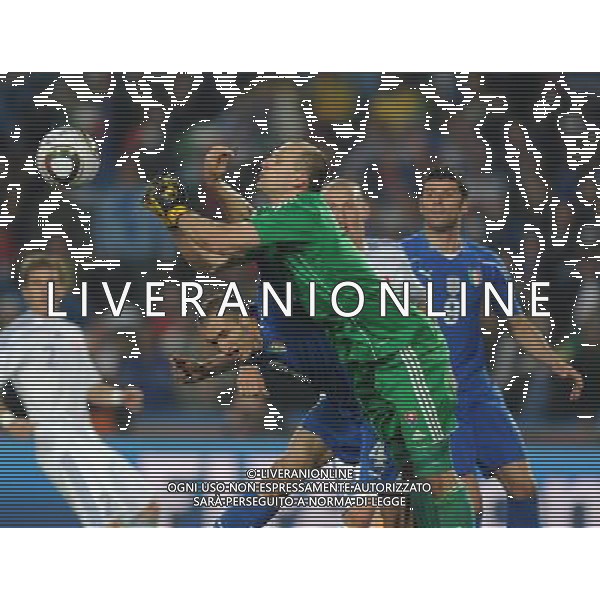 (100624) -- JOHANNESBURG, June 24, 2010 -- Slovakia\'s goalkeeper RJan Mucha (C) hits the ball during the 2010 World Cup Group F soccer match against Italy at Ellis Park stadium in Johannesburg, South Africa, June 24, 2010. Slovakia won 3-2. Guo Yong) (kh) ©Photoshot/Agenzia Aldo Liverani Sas - ITALY ONLY: SLOVACCHIA - ITALIA FIFA WORLD CUP CAMPIONATI MONDIALI SUD AFRICA 2010