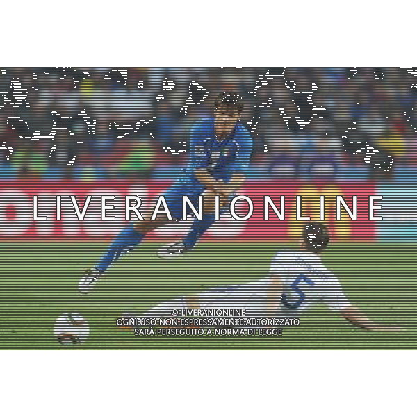 (100624) -- JOHANNESBURG, June 24, 2010 -- Italy\'s Cristian Maggio (L) vies with Slovakia\'s Radoslav Zabavnik during the 2010 World Cup Group F soccer match at Ellis Park stadium in Johannesburg, South Africa, June 24, 2010. Guo Yong) (kh) ©Photoshot/Agenzia Aldo Liverani Sas - ITALY ONLY: SLOVACCHIA - ITALIA FIFA WORLD CUP CAMPIONATI MONDIALI SUD AFRICA 2010