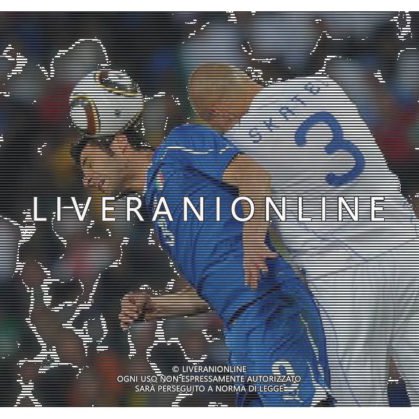 (100624) -- JOHANNESBURG, June 24, 2010 -- Italy\'s Vincenzo Iaquinta (L) vies with Slovakia\'s Martin Skrtel during the 2010 World Cup Group F soccer match at Ellis Park stadium in Johannesburg, South Africa, June 24, 2010. Guo Yong) (kh) ©Photoshot/Agenzia Aldo Liverani Sas - ITALY ONLY: SLOVACCHIA - ITALIA FIFA WORLD CUP CAMPIONATI MONDIALI SUD AFRICA 2010