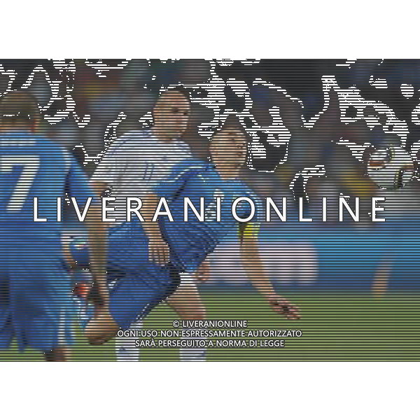 (100624) -- JOHANNESBURG, June 24, 2010 -- Italy\'s Fabio Cannavaro (R) vies with Slovakia\'s Robert Vittek (C) during the 2010 World Cup Group F soccer match at Ellis Park stadium in Johannesburg, South Africa, June 24, 2010. Guo Yong) (kh) ©Photoshot/Agenzia Aldo Liverani Sas - ITALY ONLY: SLOVACCHIA - ITALIA FIFA WORLD CUP CAMPIONATI MONDIALI SUD AFRICA 2010