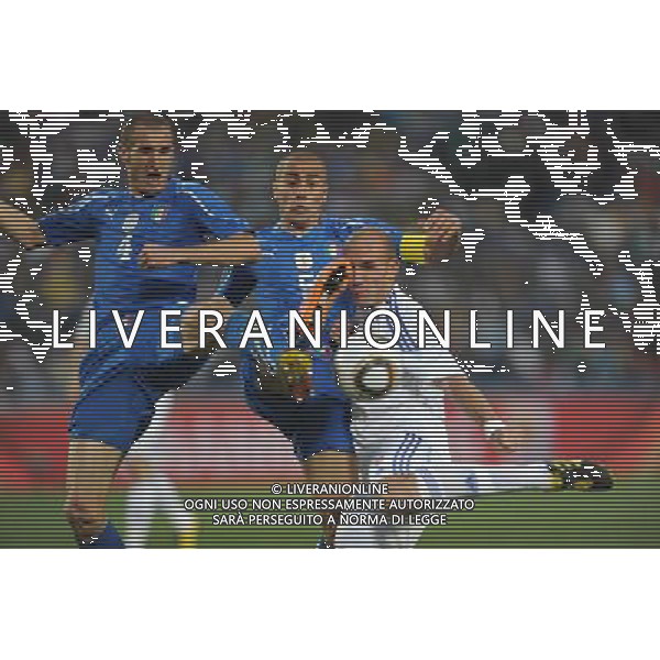 (100624) -- JOHANNESBURG, June 24, 2010 -- Italy\'s Fabio Cannavaro (C) vies with Slovakia\'s Robert Vittek (R) during the 2010 World Cup Group F soccer match at Ellis Park stadium in Johannesburg, South Africa, June 24, 2010. Wang Yuguo) (kh) ©Photoshot/Agenzia Aldo Liverani Sas - ITALY ONLY: SLOVACCHIA - ITALIA FIFA WORLD CUP CAMPIONATI MONDIALI SUD AFRICA 2010